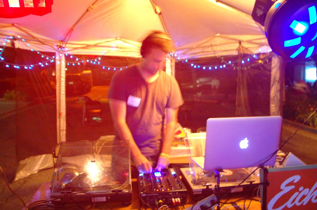 DJ