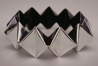 The folded hair band  by Renk(fine silver, 1954). 